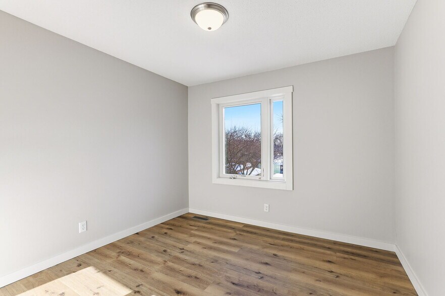 Building Photo - 351 W Eagle Lake Dr