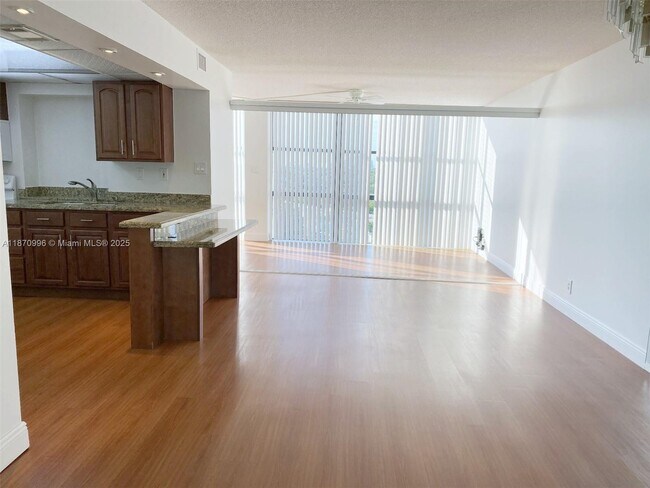 Building Photo - 1000 Parkview Dr