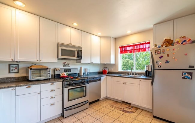 Building Photo - Three Bedroom Bayfield House Available for...