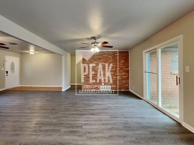 Building Photo - $1900 Charming 3/2 in Beautiful Wedgewood! Coming soon!