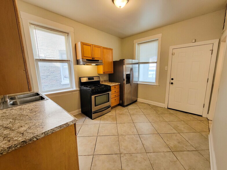 Building Photo - 4226 W Kamerling Ave