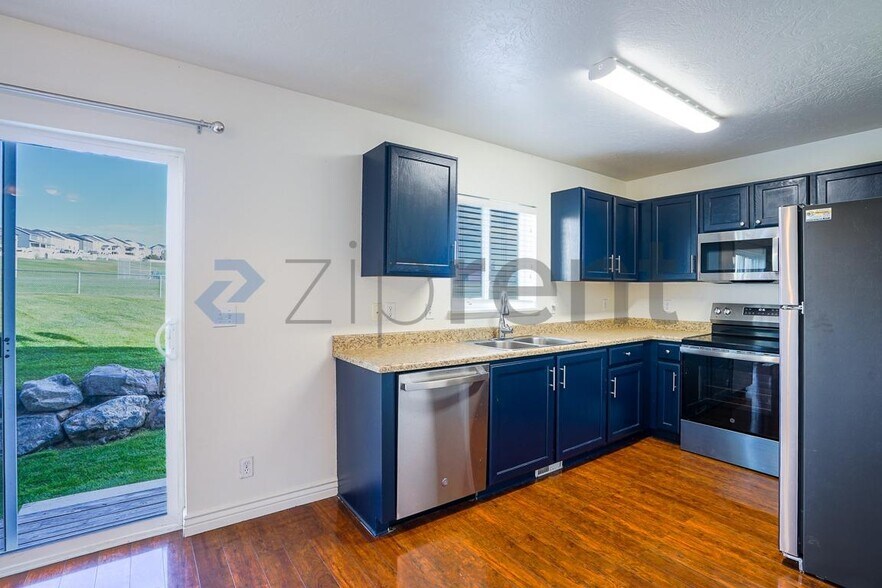 Building Photo - Unit