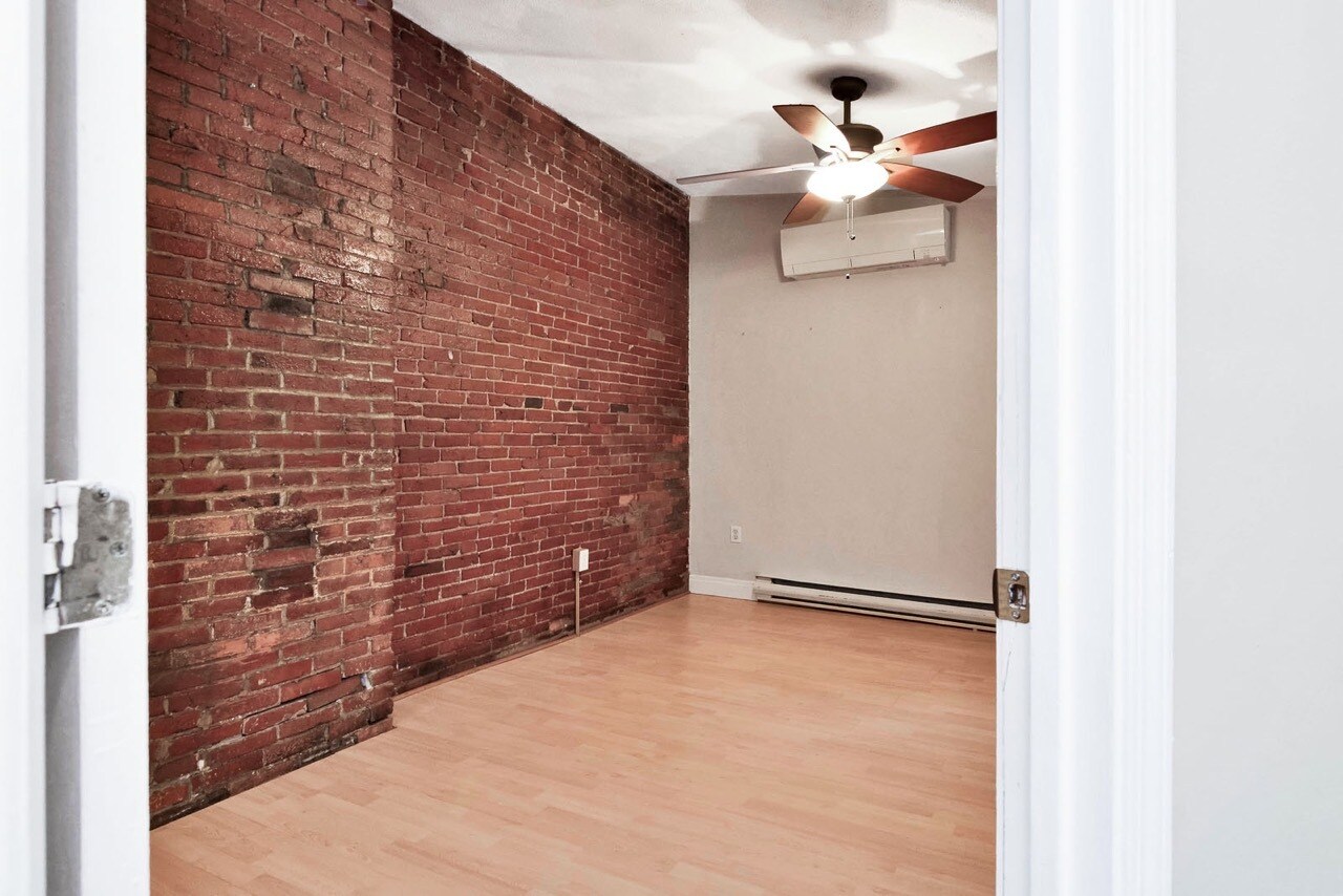 Building Photo - 383 Meridian St