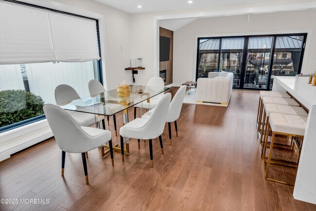 Building Photo - 320 Silver Lagoon Dr