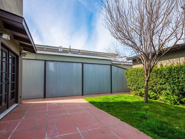 Building Photo - Private 3+2 Single Family Home on the Marina Del Rey/Mar Vista Border!!!