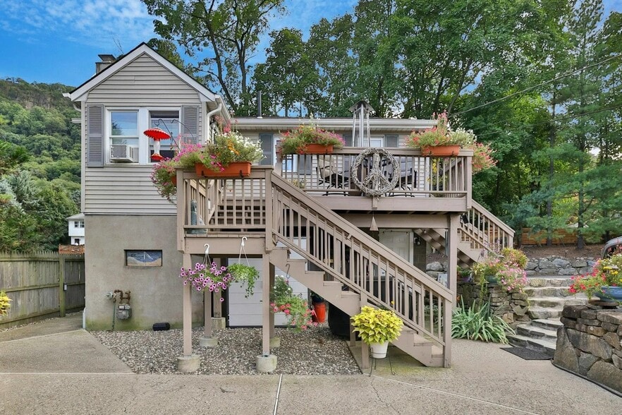 Primary Photo - 19 Conger Ave