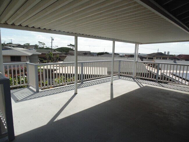 Building Photo - Large partly furnished house in Pearl City - PET FRIENDLY!