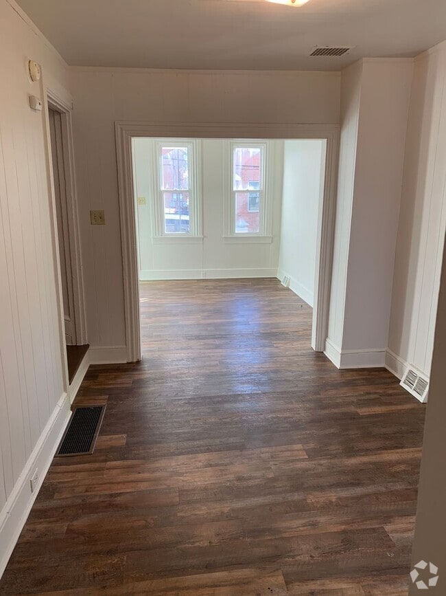Building Photo - Spacious 2 Bedroom, 1 Bathroom with Bonus ...