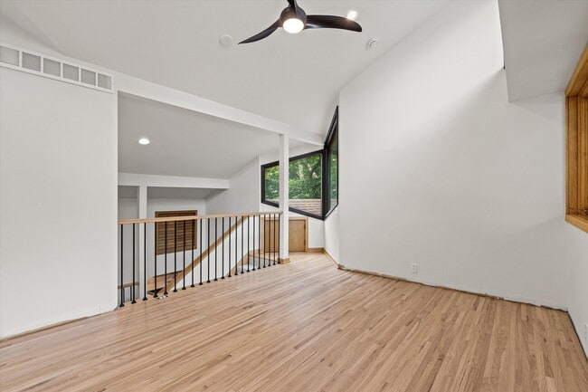 Building Photo - 1424 Bradford Dr