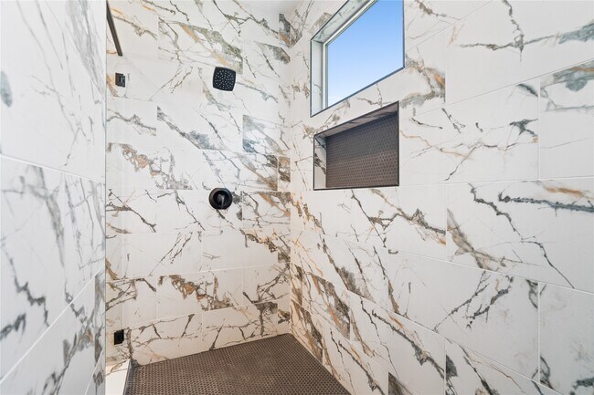 Building Photo - 1122 Hogan St