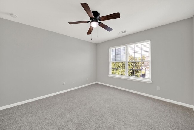 Building Photo - Stunning 6 Bed 3.5 Bath Home in Davidson!