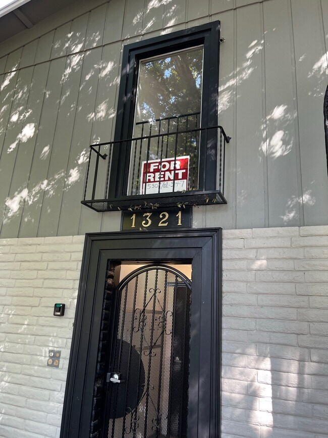 Building Photo - 1321 E St
