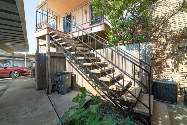 Building Photo - 3303 W Greenridge Dr