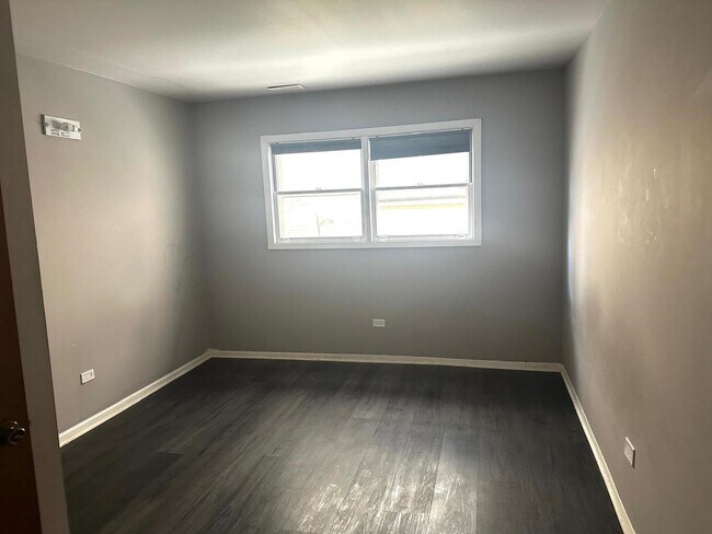 Building Photo - 10622 Parkside Ave