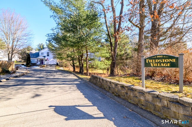 Building Photo - 905 Oronoke Rd