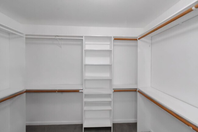 Building Photo - Beautiful large 4-bedroom home