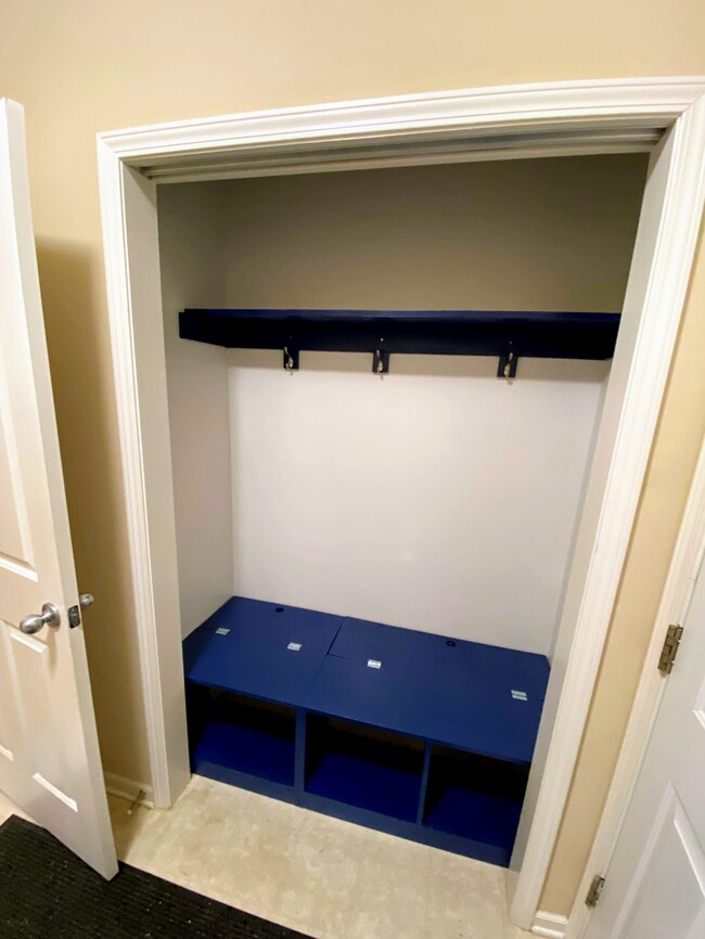 Mudroom bench - 14295 Chariots Whisper Dr