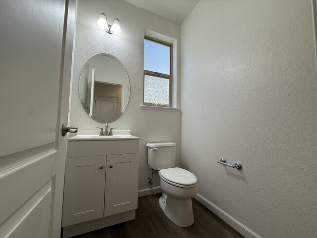 Building Photo - 3 Bedroom 3 Bath Beauty in West Sacramento!