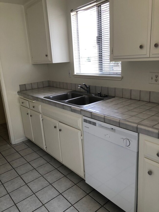 Building Photo - 947-949 Sand Ct