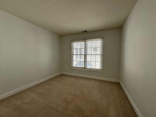 Building Photo - Spacious Elegance in Gated Piedmont!