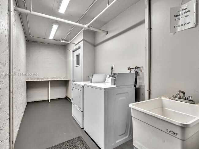 Building Photo - 3300 W Rolling Hills Cir