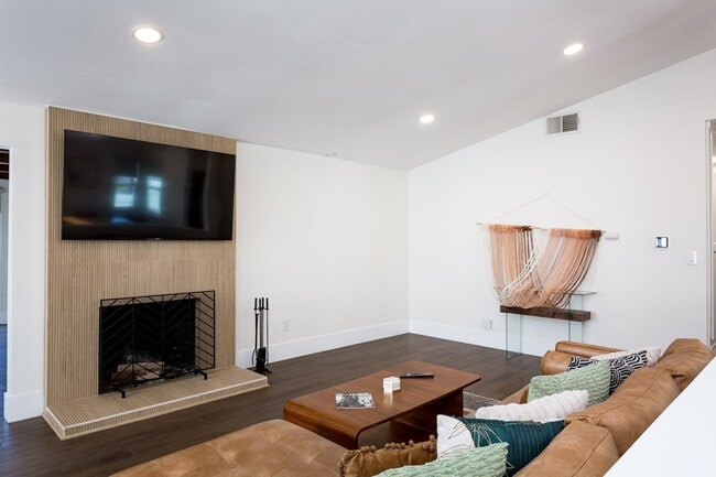 Building Photo - Contemporary Birdland Residence