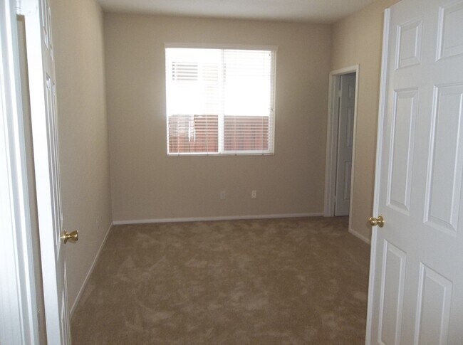 Building Photo - Central Temecula Home