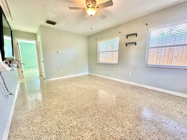 Building Photo - Bright & cozy 2bedroom 1bath home with out...