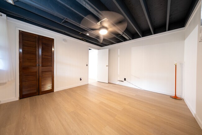 Building Photo - 9424 Thomas Rd