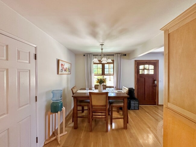 Building Photo - Charming 3 Bedroom 2 Bathroom Single Family Home Available June 5th *DO NOT DISTURB TENANT*