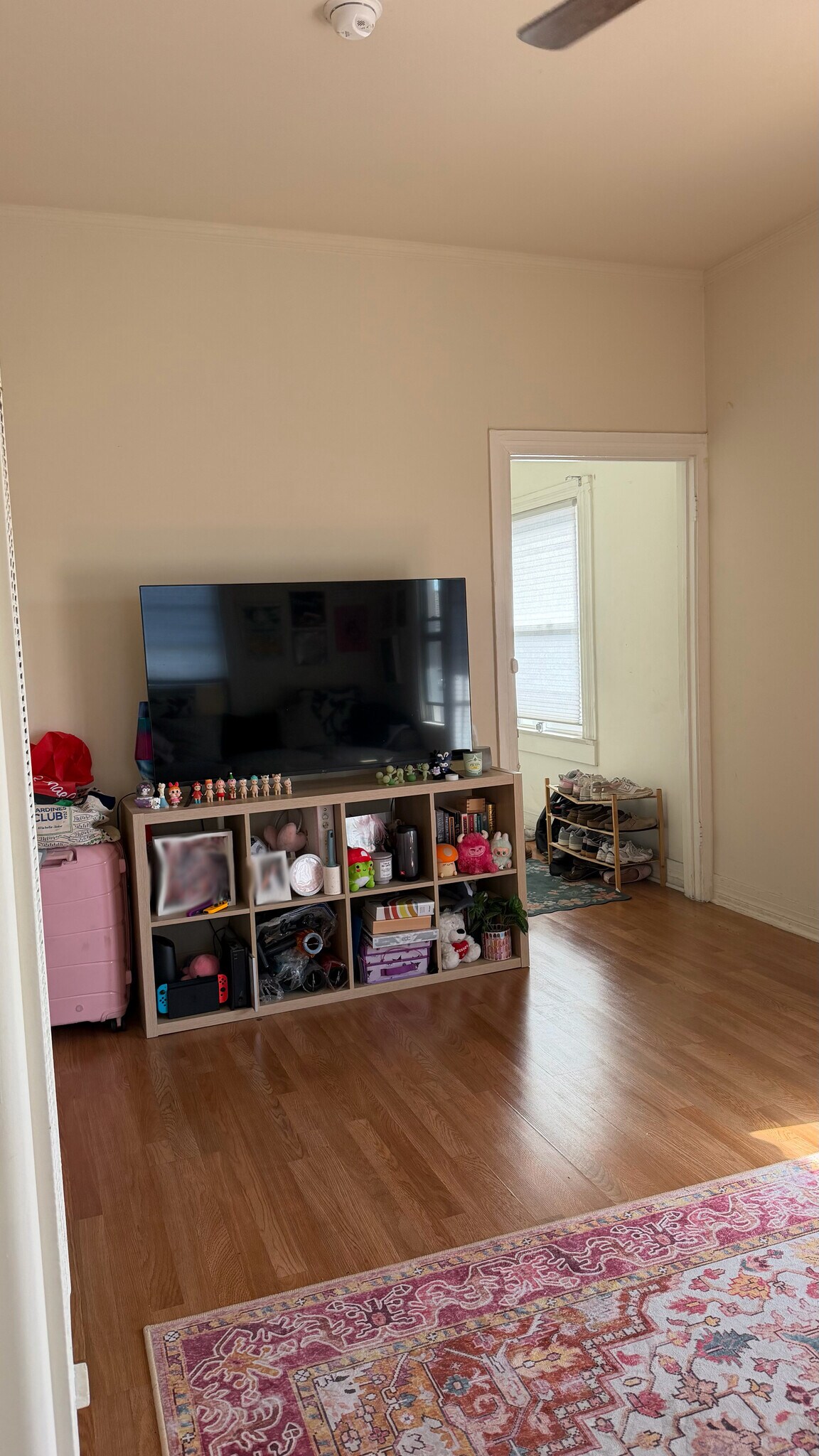 Building Photo - 2409 N Beachwood Dr