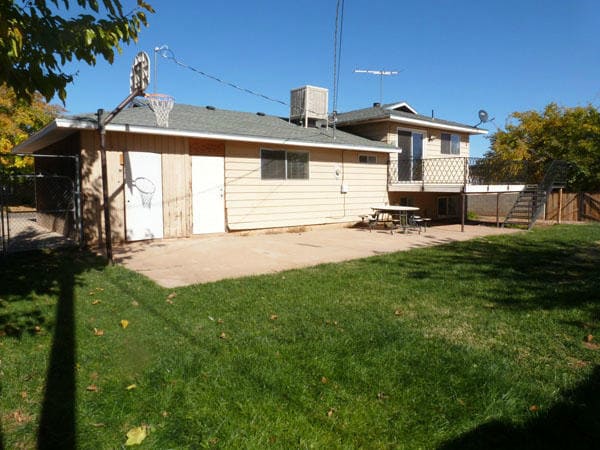 Building Photo - 4 bedroom home  - Dog Friendly!