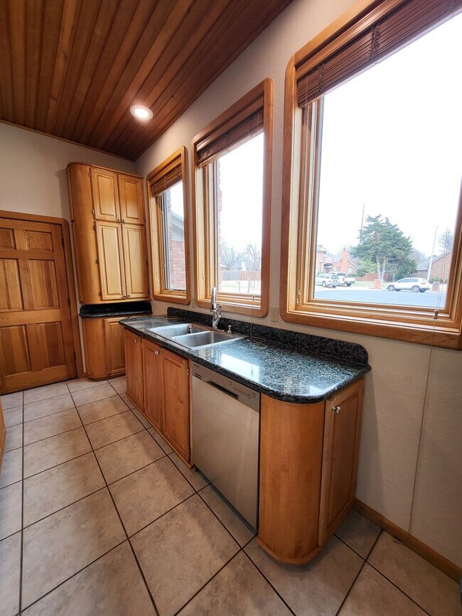 Building Photo - 604 Shadow Grove Ct