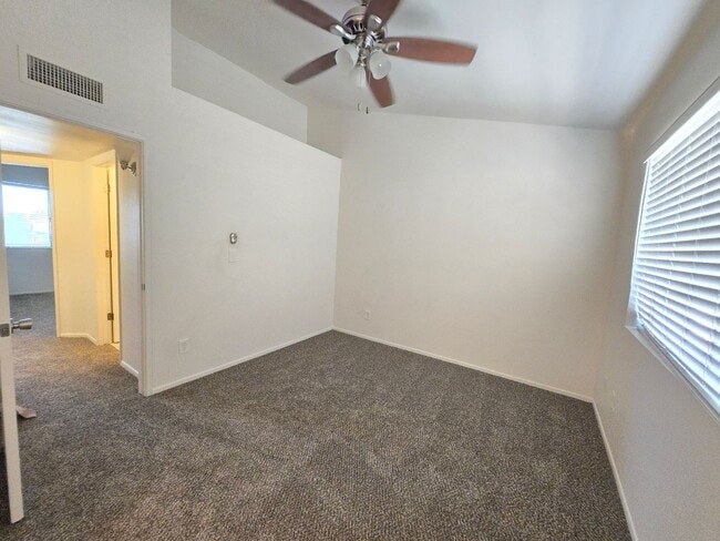 Building Photo - 3 Bedroom 2.5 Bathroom Sonoma Village Townhouse