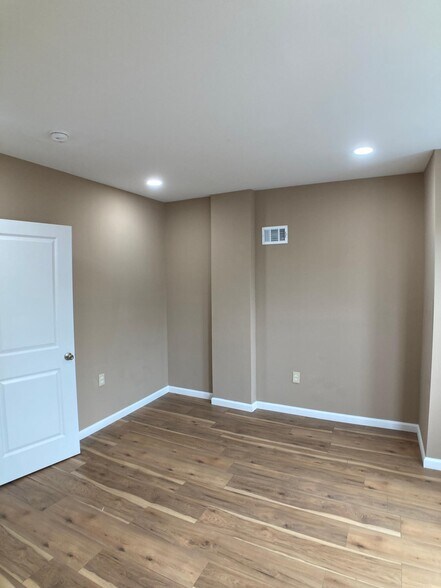 Building Photo - 5166 Funston St