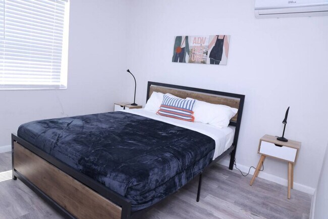 Building Photo - 1109 Douglas Rd