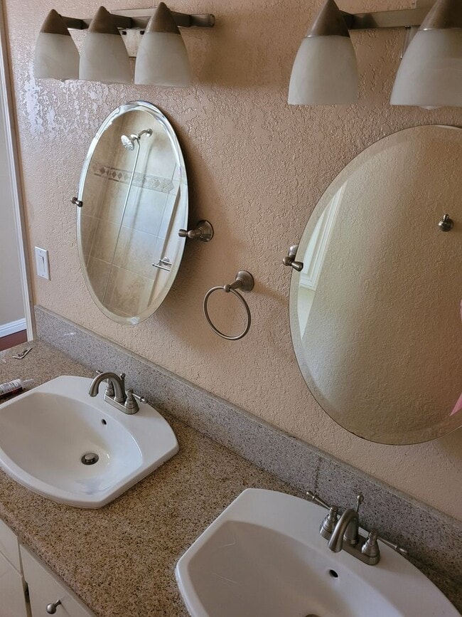 Building Photo - Pet Friendly Carson Home