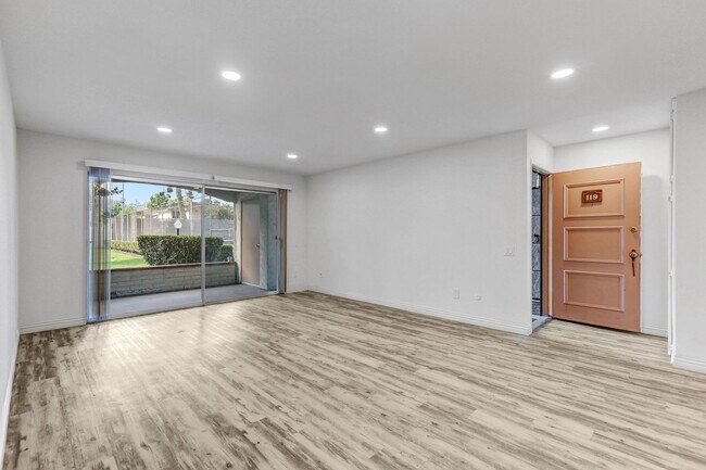 Building Photo - $500 MOVE IN SPECIAL! 2 BD, 2 BA Condo at Mission Plaza! 1000 Sq Ft w/ Great Amenities!