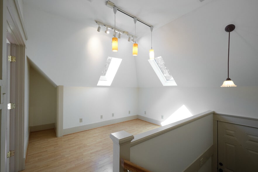Building Photo - 803 Phillips Ave