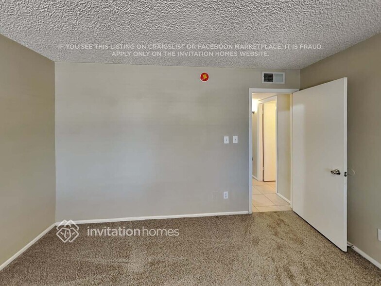 Building Photo - 3821 W Altadena Ave