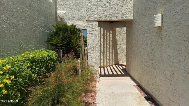 Building Photo - 2426 E Palo Verde Dr