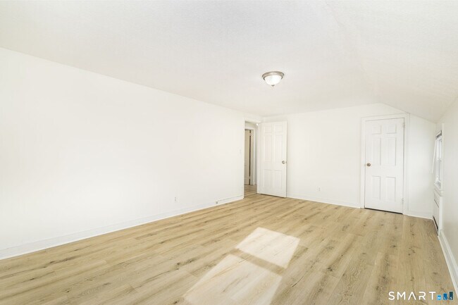 Building Photo - 783 Quaker Ln S