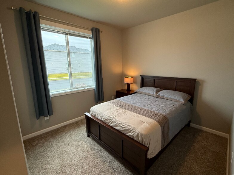 Building Photo - 9008 W Caelen Ave