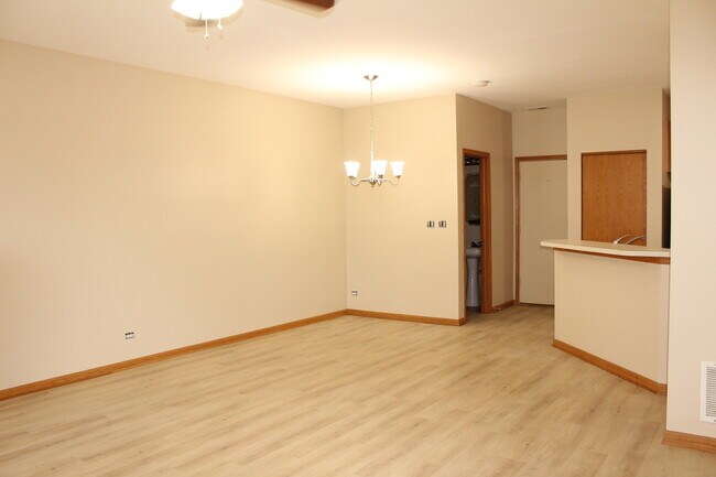 Building Photo - 273 Springbrook Trail S
