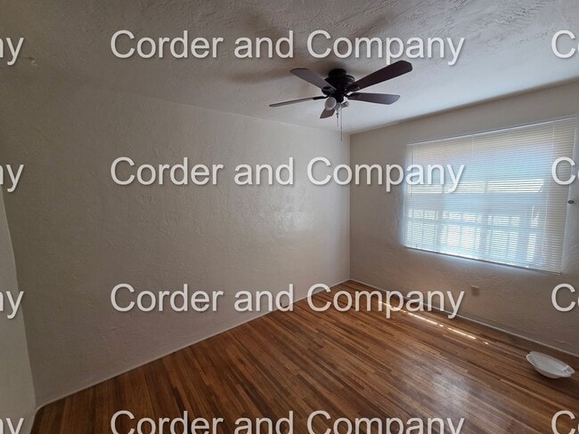 Building Photo - Cute 2 Bedroom 1 Bathroom Duplex Located i...