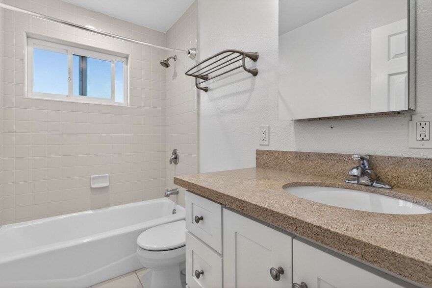 Building Photo - 2884 La Salle Ave