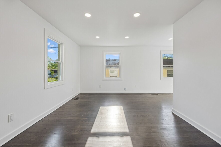 Building Photo - 902 Broadmoor Dr