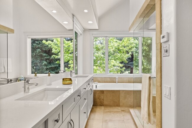 Building Photo - 777 Castle Creek Dr