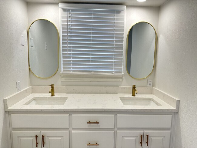 Building Photo - Pre Leasing for fall 2026! 3/2 in Heart of Lubbock!