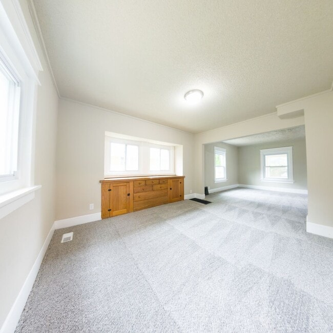 Building Photo - 1200 Sqft. 2 Bedroom 1 Bath